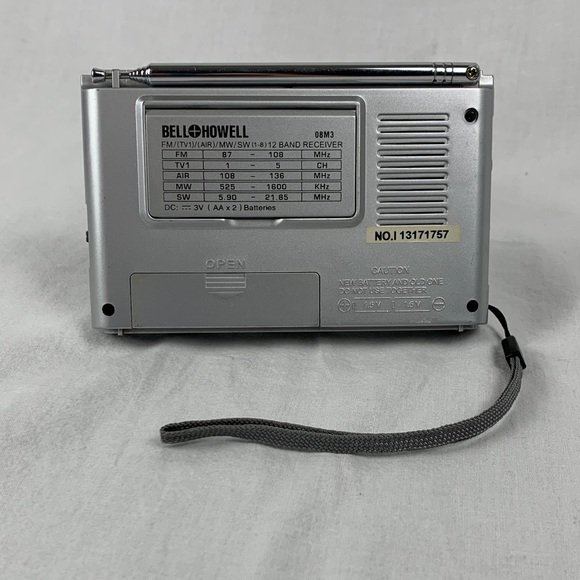Vintage Bell + Howell Gray Portable AM/FM/SW Radio - Picture 3 of 8